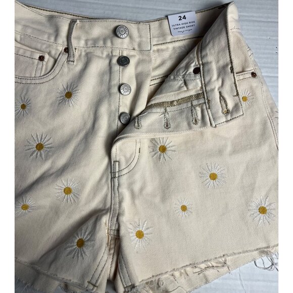 NWT- Ultra High Rise Daisy Embroidered Cream Denim Shorts By PacSun women’s 24 - Picture 10 of 15